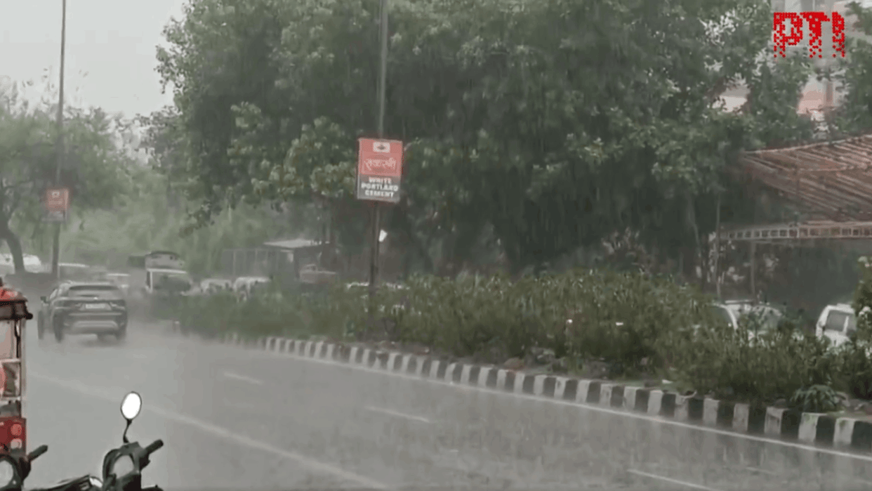 delhi ncr weather update east delhi rain in many areas and cloud in ncr