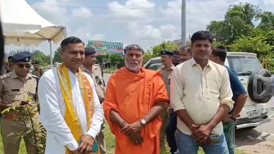 Swami Yashveer Maharaj Stopped at Narson Border While Heading to Verify Kanwar Route Facilities UP News