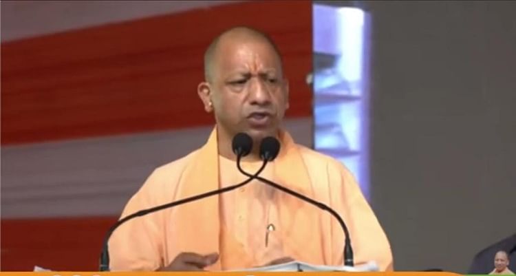 UP: आगरा पहुंचे सीएम योगी...सस्ते आवास की सौगात के लिए अटलपुरम योजना लॉन्च; जनप्रतिनिधियों संग की बैठक