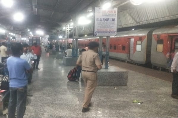 Jhansi: Chhattisgarh Sampark Kranti coming from Delhi evacuated after bomb threat
