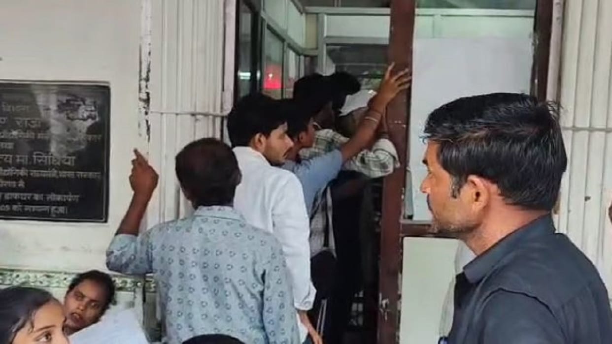 People are waiting for hours to get their Aadhaar card made in Bareilly