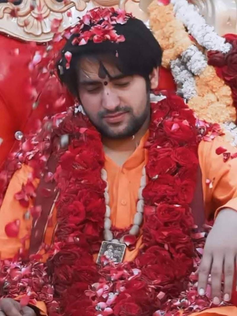 बागेश्वर बाबा को जन्मदिन पर मिले अनोखे तोहफे, भक्तों ने जमकर लुटाया प्यार