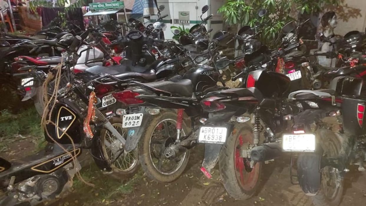 Bihar News: Raid on lottery-gambling den, one arrested with 12 bikes and cash, police searching for fugitives
