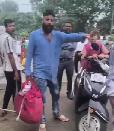 विरोध करने वाला युवक