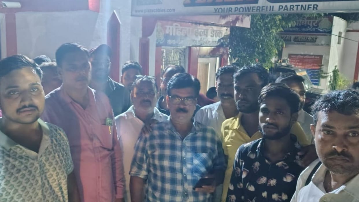 Karni Sena surrounded police station in Varanasi raised slogans after minister entry sword fight