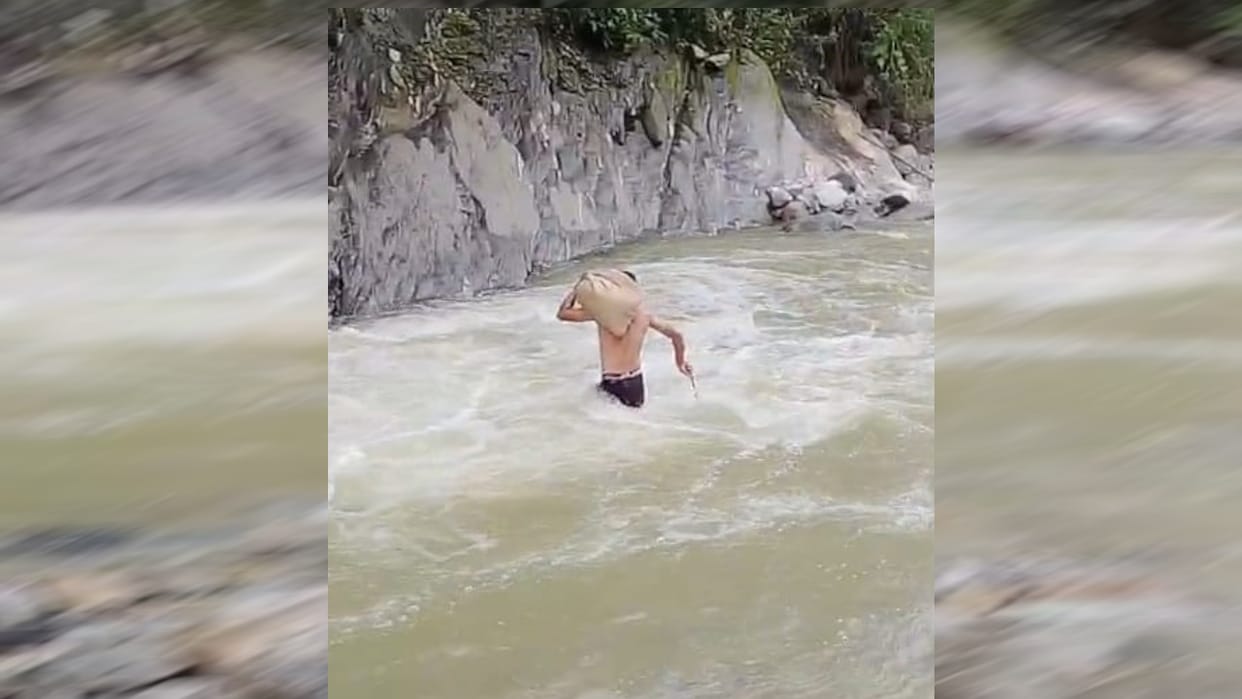Chamoli Video viral of young man crossing a river with luggage on his shoulder DM orders investigation