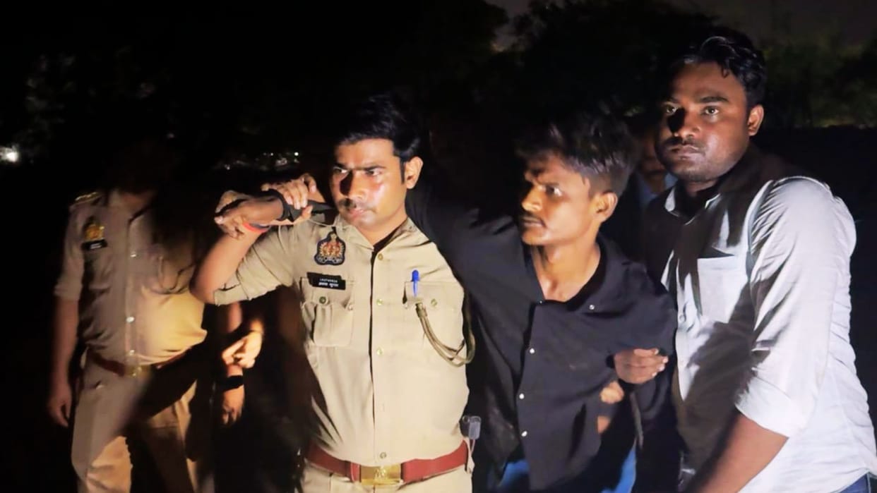 Encounter in varanasi Criminal shot dead was involved in chain snatching incident