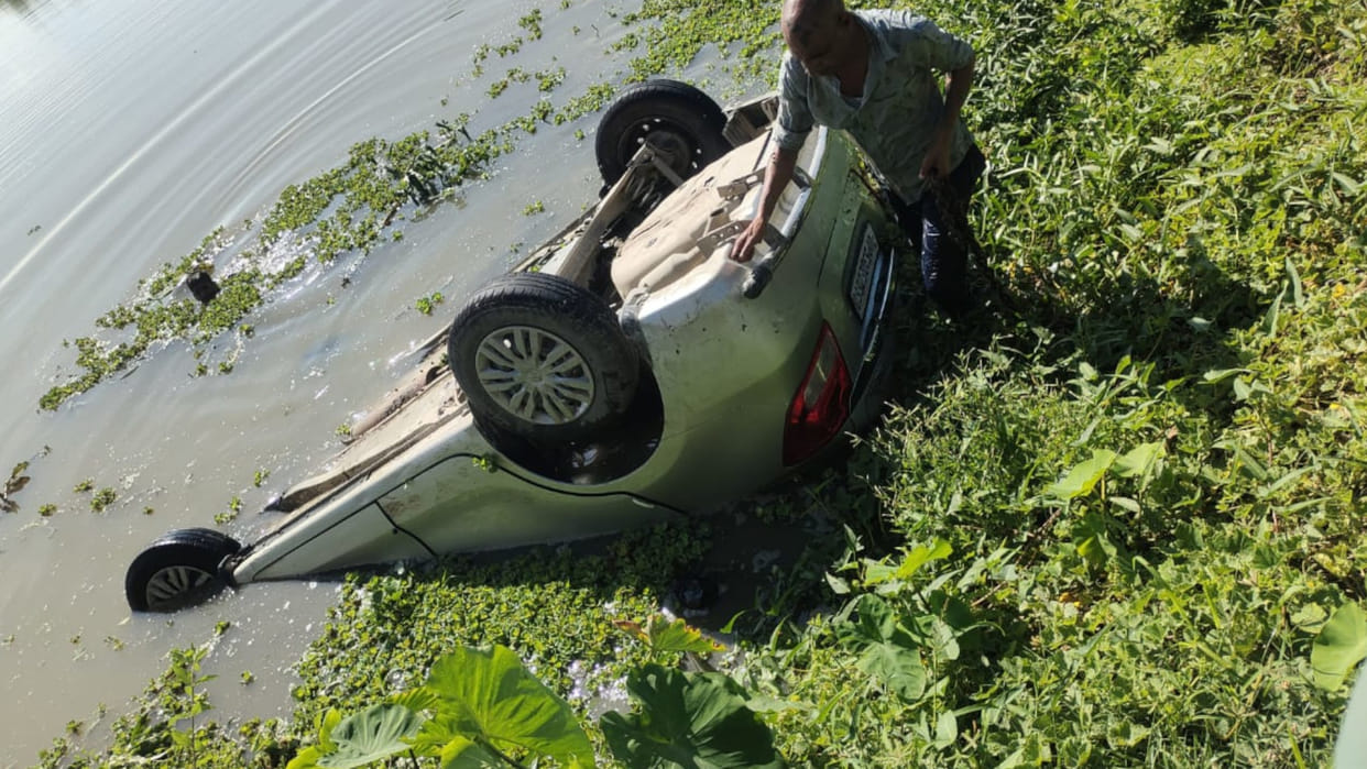 A car overturned in Gorakhpur's PPganj police station area, went out of control and fell into a pond