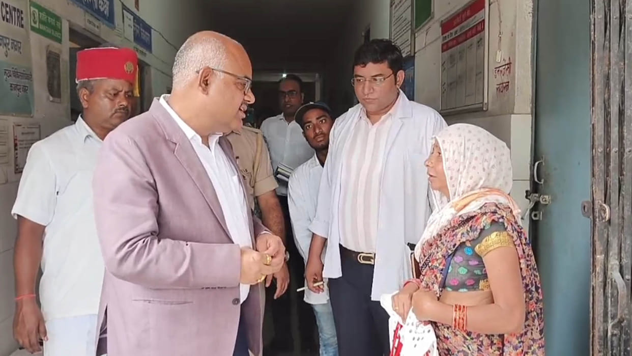 Kanpur: DM did inspection, outsider found making prescription in CHC