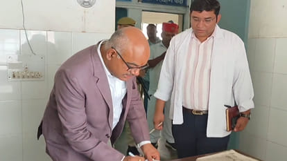 Kanpur: DM did inspection, outsider found making prescription in CHC