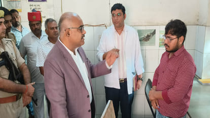 Kanpur: DM did inspection, outsider found making prescription in CHC