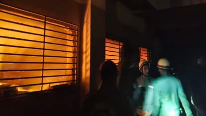 कालीन गोदाम में लगी भीषण आग