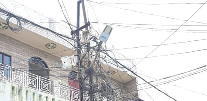 Kanpur Electricity poles have been placed inside houses kesco  has issued notices to 332 families