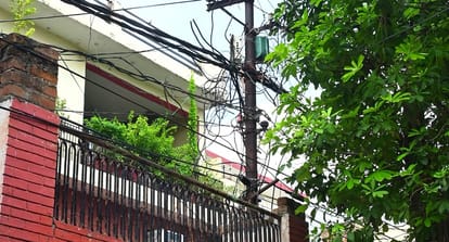 Kanpur Electricity poles have been placed inside houses kesco  has issued notices to 332 families