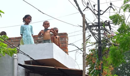 Kanpur Electricity poles have been placed inside houses kesco  has issued notices to 332 families