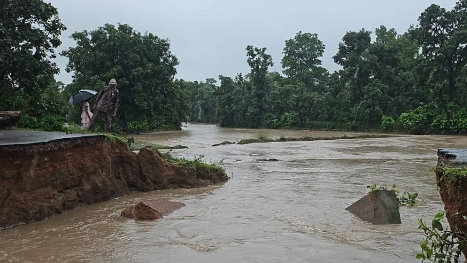 stop dam broke due to three days of heavy rain in Korba