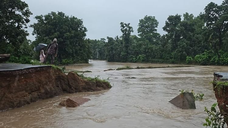Korba Weather: कोरबा में तीन दिनों की झमाझम बारिश से नदी-नाले उफान पर, स्टॉपडैम टूटा; बचाव और राहत कार्य जारी
