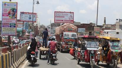 कोतवाली के सामने ओवरब्रिज पर लगी वाहनों की कतार