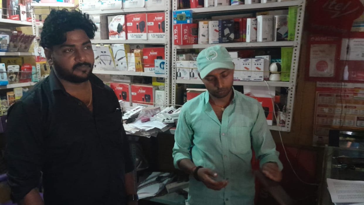 5 lakh rupees stolen by breaking lock of mobile shop in bhadohi