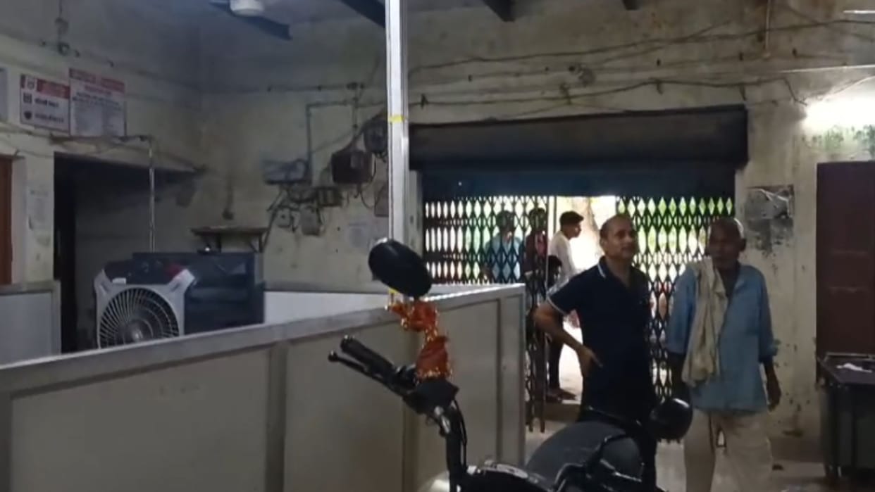 Thieves failed to rob bank in Ghazipur as siren rang when entered bank