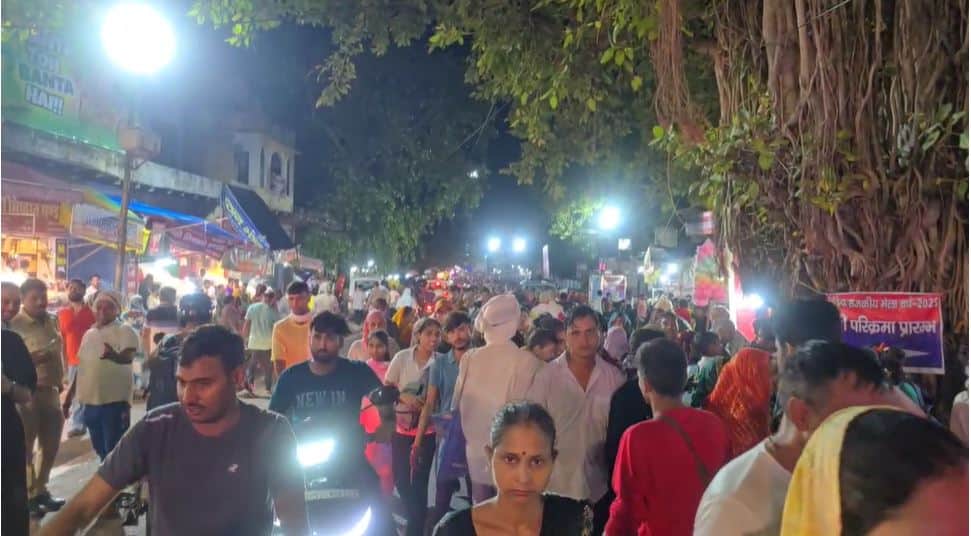 huge crowd of devotees gathered to perform Govardhan Parikrama in Mudia mela in mathura