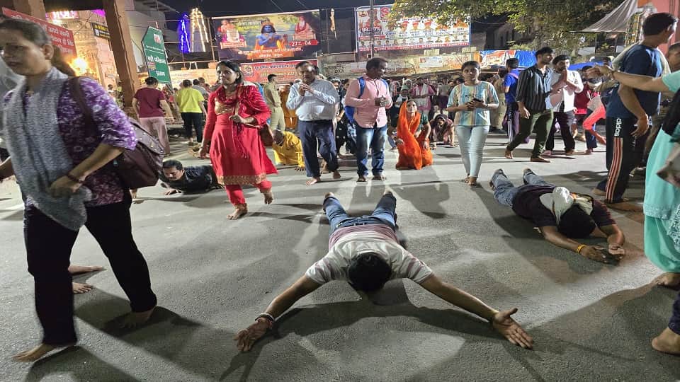 huge crowd of devotees gathered to perform Govardhan Parikrama in Mudia mela in mathura