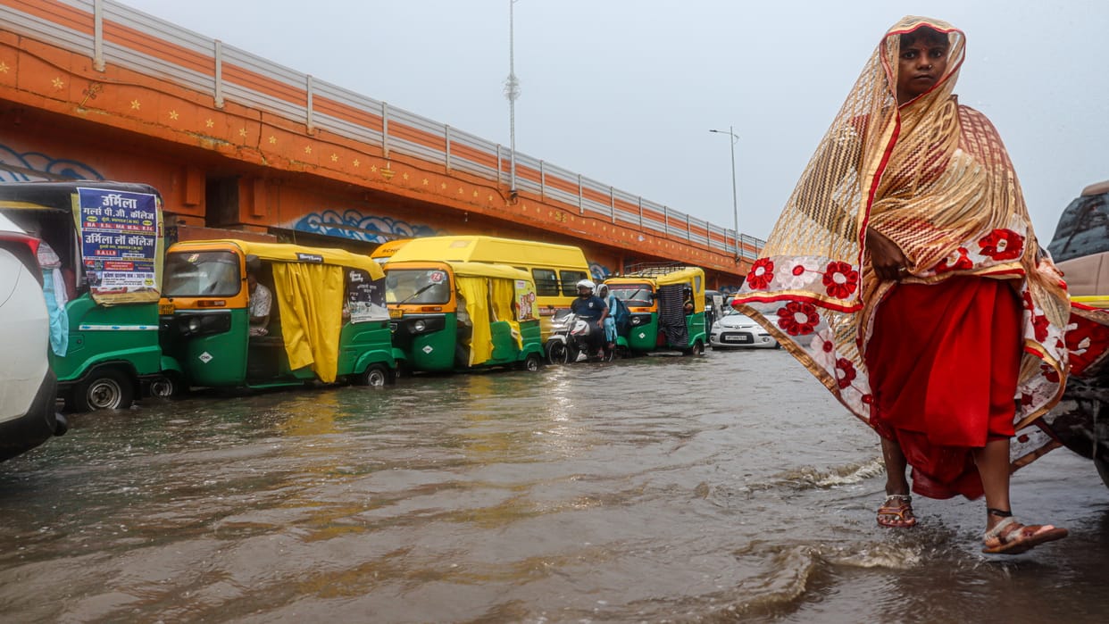 Heavy rain made the weather pleasant, many roads and streets in the city were submerged