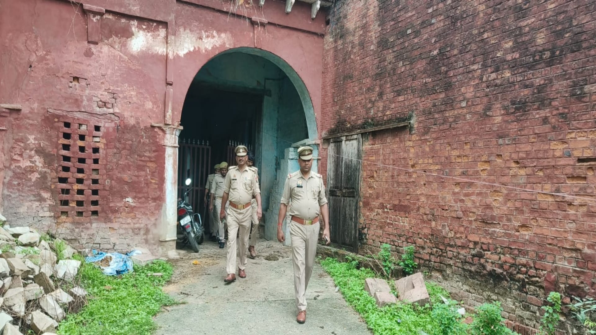 Police put 13 people including Raja Bhaiya's father Uday Pratap Singh under house arrest in the fort, force de