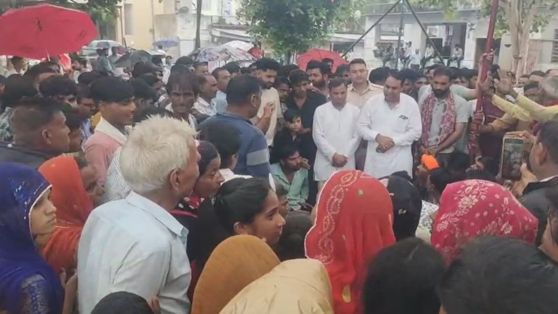 गुस्साए लोगों से समझाइश करते विधायक गोपीचंद मीणा