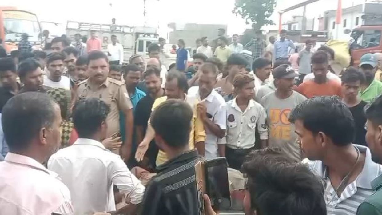 family members took the injured man on stretcher to the highway and created a ruckus in shahjahanpur