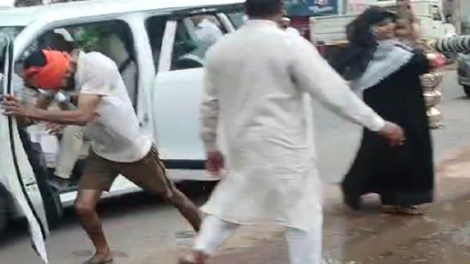 fight uproar and vandalism between kanwariya and villagers after a car hit them