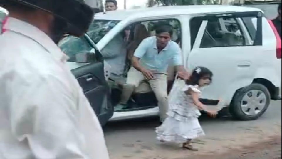 fight uproar and vandalism between kanwariya and villagers after a car hit them