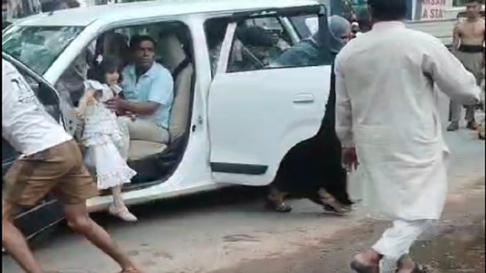 fight uproar and vandalism between kanwariya and villagers after a car hit them