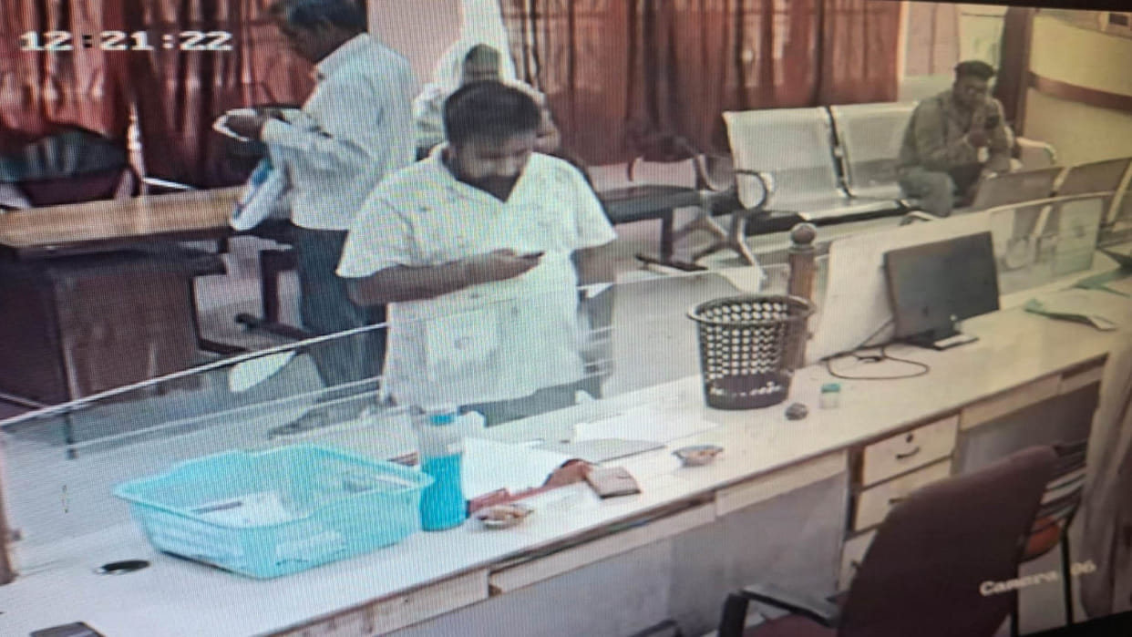 UP: Trader's cheque stolen from Kanpur bank and cashed in Jammu
