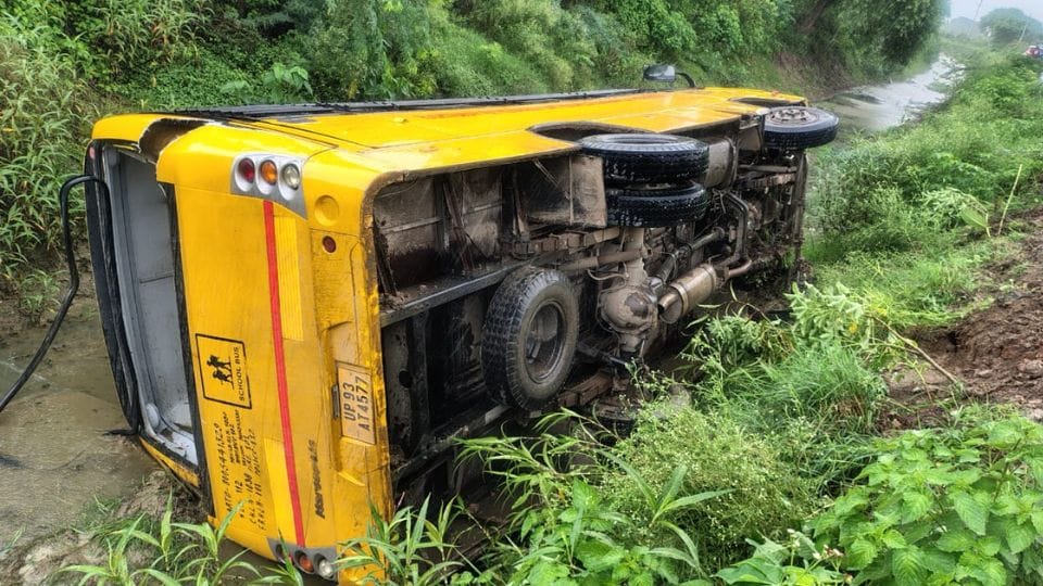 School bus overturned due to steering failure in Jhansi 11 children injured