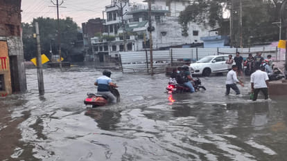Kanpur: VIP road submerged due to heavy rain, more than 50 localities under water