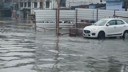 Kanpur: VIP road submerged due to heavy rain, more than 50 localities under water
