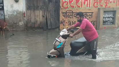 Kanpur: VIP road submerged due to heavy rain, more than 50 localities under water