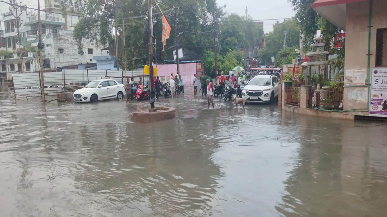 Kanpur: VIP road submerged due to heavy rain, more than 50 localities under water
