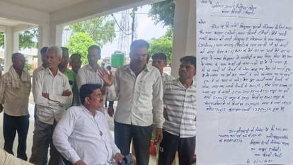 थाने में बैठे लोग