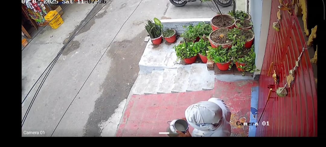 Lucknow: Spit in the vessel three times and then gave milk to the customer, the act was recorded in CCTV; accu