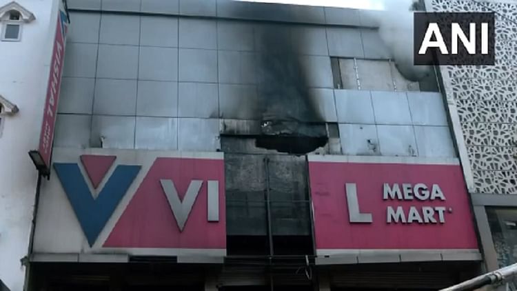 Huge Fire Broke Out At Vishal Mega Mart In Karol Bagh, Delhi – Amar Ujala Hindi News Live
