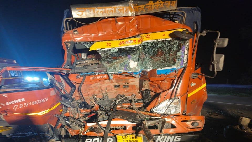 Accident on Yamuna Expressway: Canter collided from behind with an unknown vehicle driver died