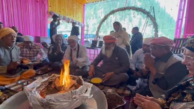 .बालटाल में लगे लंगर में हवन और आरती करते व्यवस्था से जुड़े लोग।