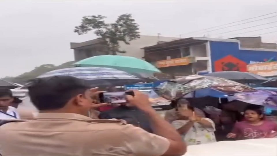 Villagers stopped the convoy of Arun Saw and Labor Minister Lakhan Lal Devangan in Korba