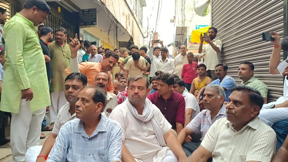 During the Tajia procession in Bareilly, miscreants broke the slab of a shop, anger among traders