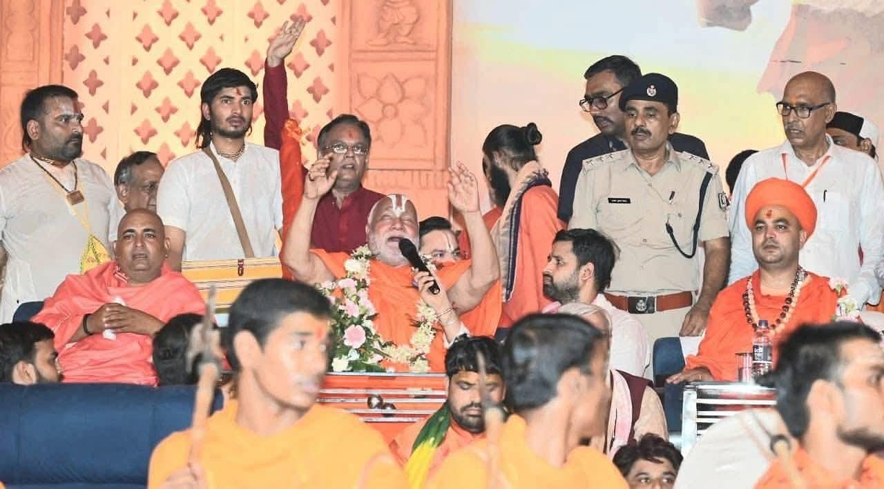 सनातन समागम में पहुंचे संत।
