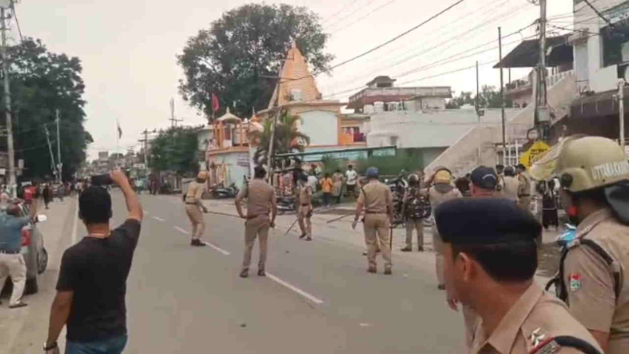 Minor Girl death Case Doiwala Rishikesh People protested Stone pelting bangles thrown police used batons