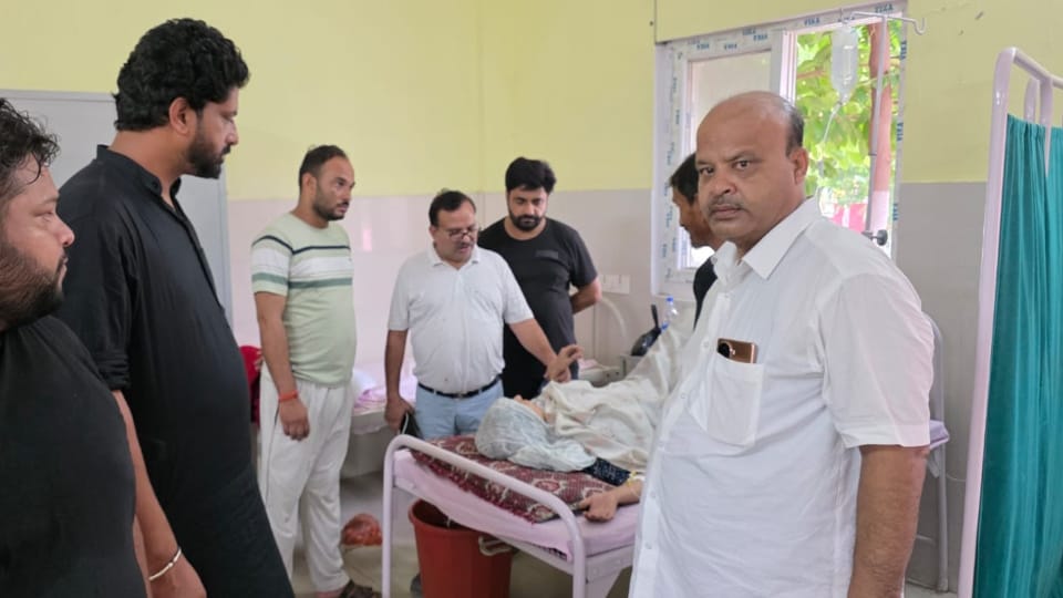UP News: 150 people fall ill due to food poisoning in Saharanpur, one dead, screams in hospitals