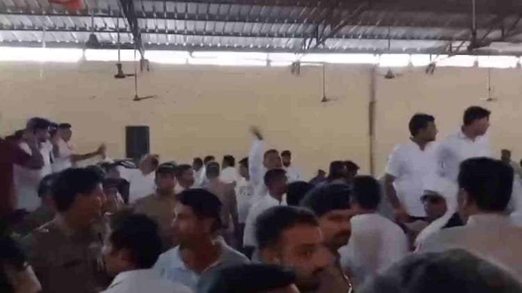 Haridwar: आश्रम को लेकर सैनी समाज के दो गुटों में बढ़ा विवाद, परिसर में जुटी भारी भीड़, हंगामा, पुलिस बल तैनात